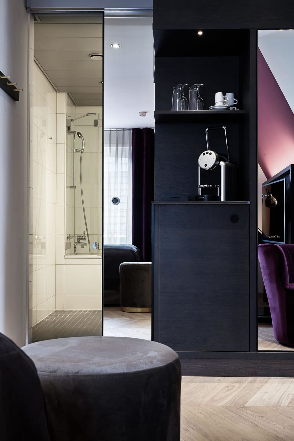 Standard Room, 1 Queen Bed | Bathroom | Combined shower/tub, free toiletries, hair dryer, towels