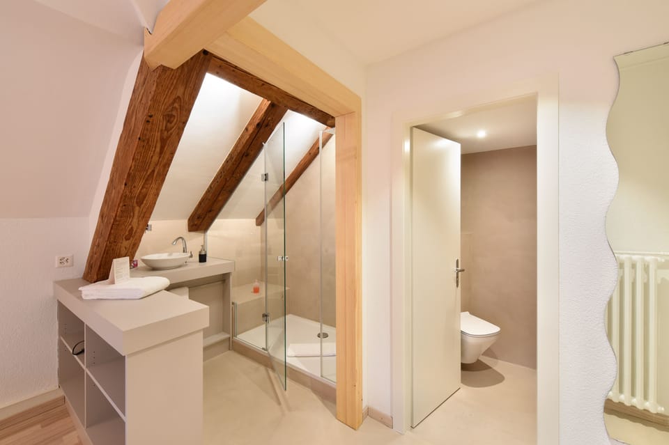 Twin Room | Bathroom | Free toiletries, hair dryer, towels