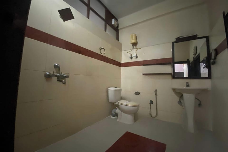 Standard Single Room | Bathroom | Shower, rainfall showerhead, free toiletries, towels