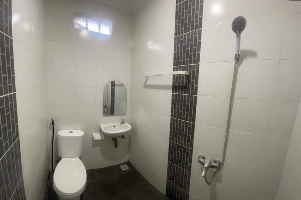 Suite Room | Bathroom | Shower, rainfall showerhead, towels