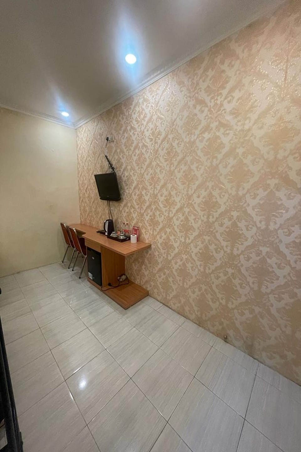 Suite Room | Desk, free WiFi, bed sheets
