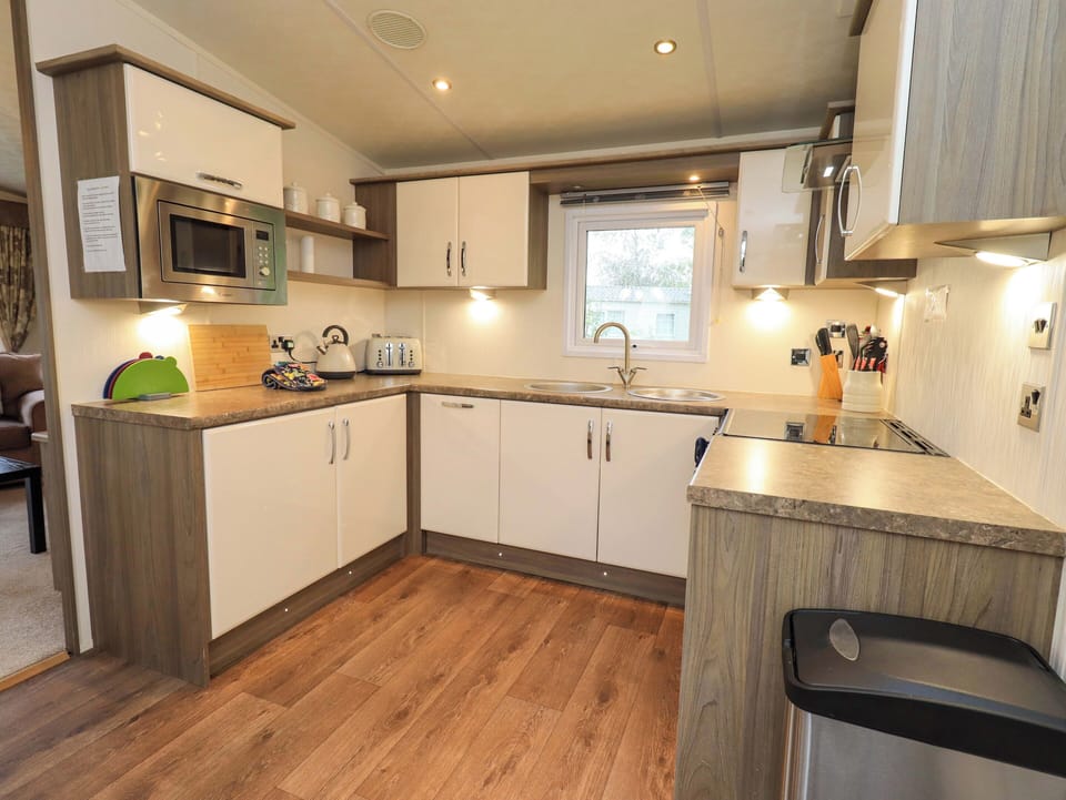 Cottage | Private kitchen | Fridge, dishwasher, electric kettle, toaster
