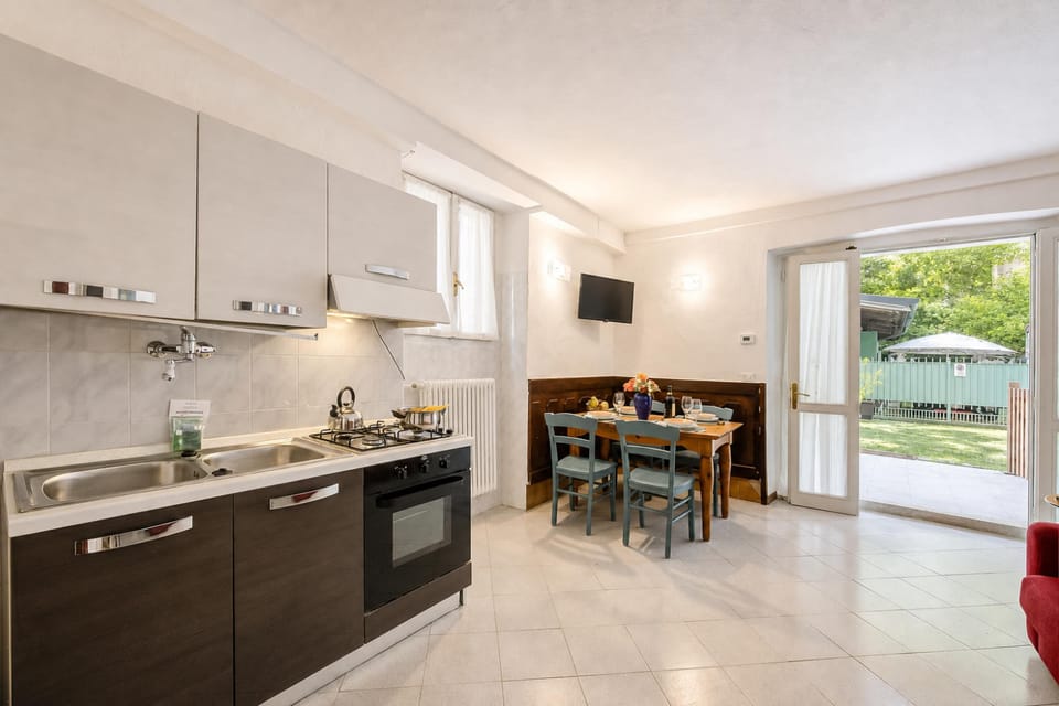 Family Apartment, 1 Bedroom, Microwave (Vicolo 42-private Terrace-200m Lake) | Private kitchen