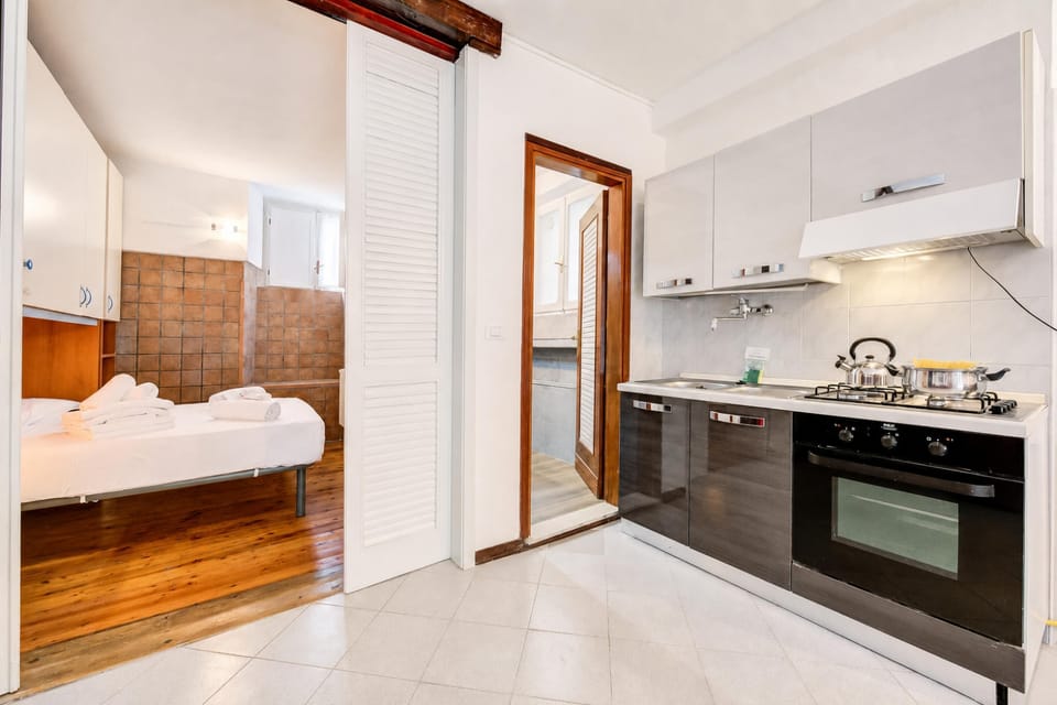 Family Apartment, 1 Bedroom, Microwave (Vicolo 42-private Terrace-200m Lake) | Private kitchen