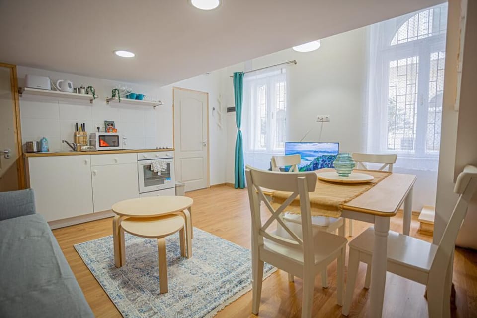 City Apartment, 1 Queen Bed with Sofa bed | Living area