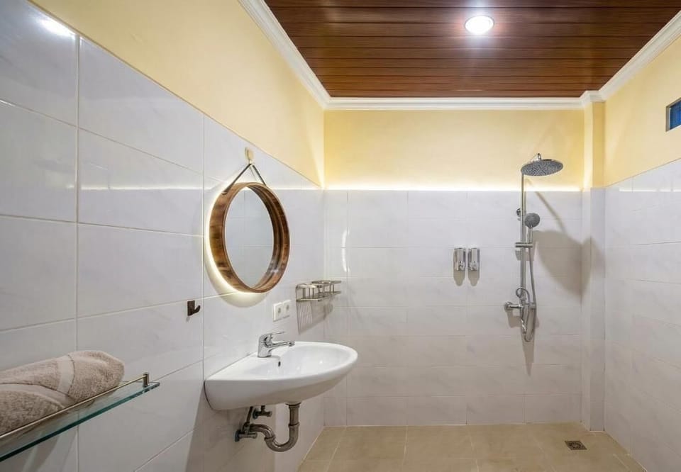 Superior Room | Bathroom | Shower, rainfall showerhead, towels, soap