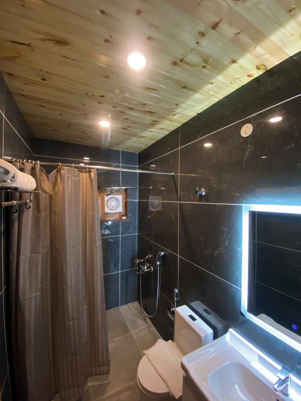 Luxury Room | Bathroom | Shower, rainfall showerhead, free toiletries, slippers