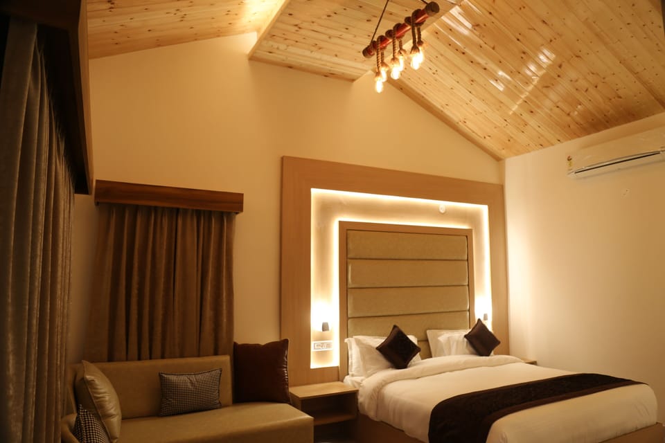 Luxury Room | Premium bedding, iron/ironing board, WiFi (free), bed sheets
