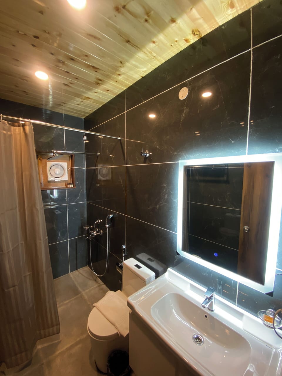 Luxury Room | Bathroom | Shower, rainfall showerhead, free toiletries, slippers