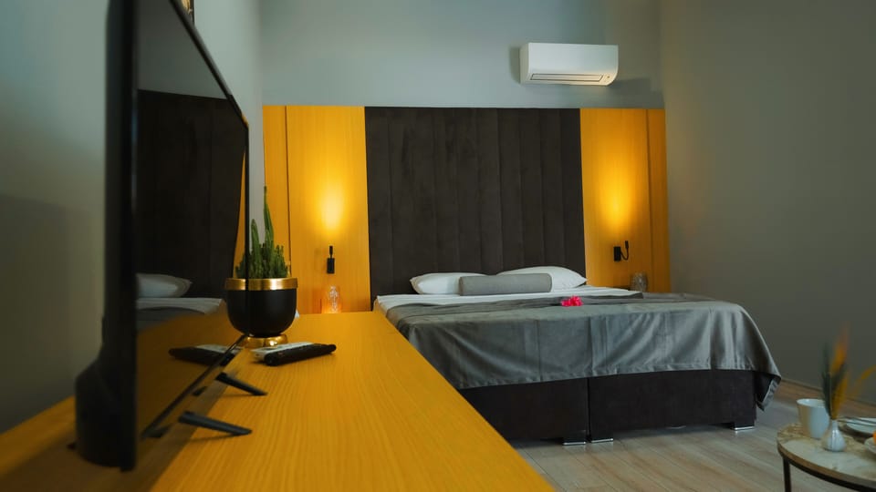 Deluxe Room | Premium bedding, desk, laptop workspace, iron/ironing board