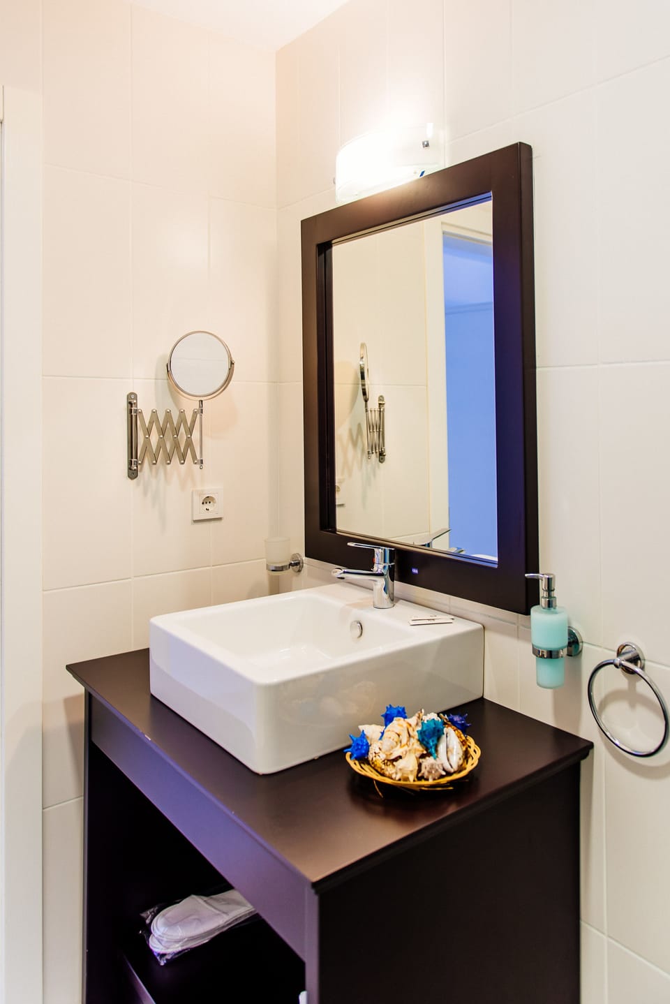 Shower, rainfall showerhead, free toiletries, hair dryer