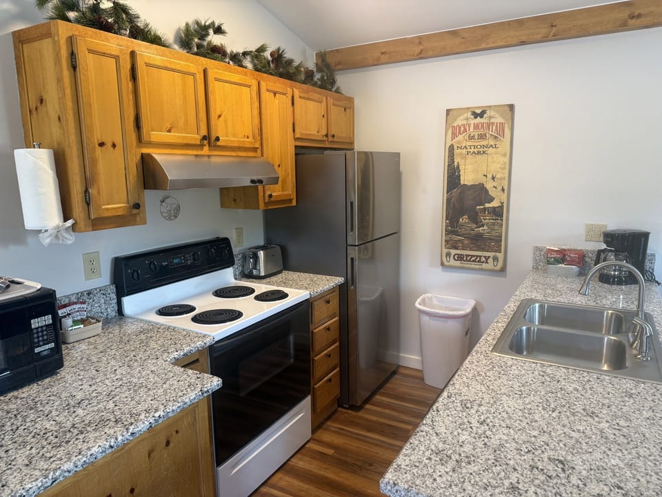 Cabin, 2 Bedrooms | Private kitchen | Fridge, oven, coffee/tea maker, toaster