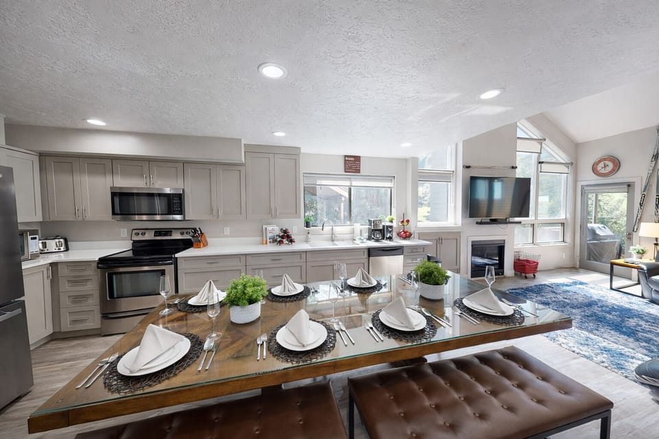 Condo, 4 Bedrooms | Private kitchen | Coffee/tea maker, fridge, oven, electric kettle