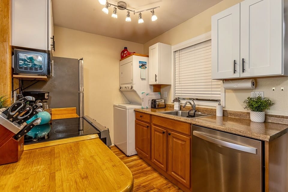 Condo, 2 Bedrooms | Private kitchen | Fridge, oven, stovetop, dishwasher