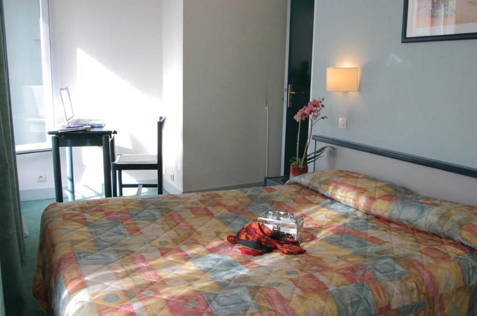 In-room safe, desk, soundproofing, free WiFi