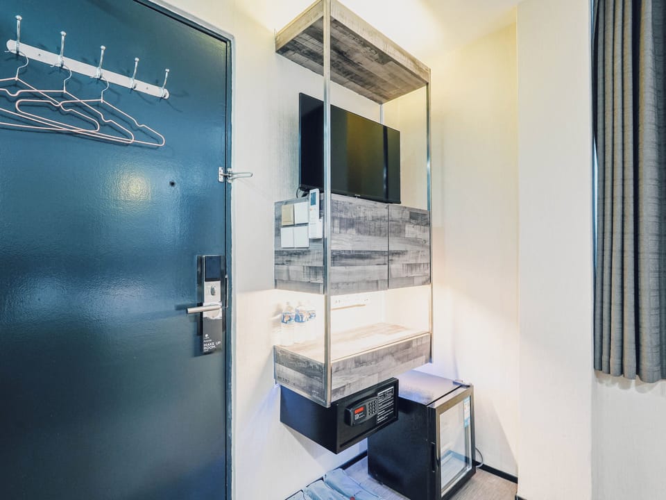 Executive Family, Window | Bathroom | Shower, free toiletries, hair dryer, towels