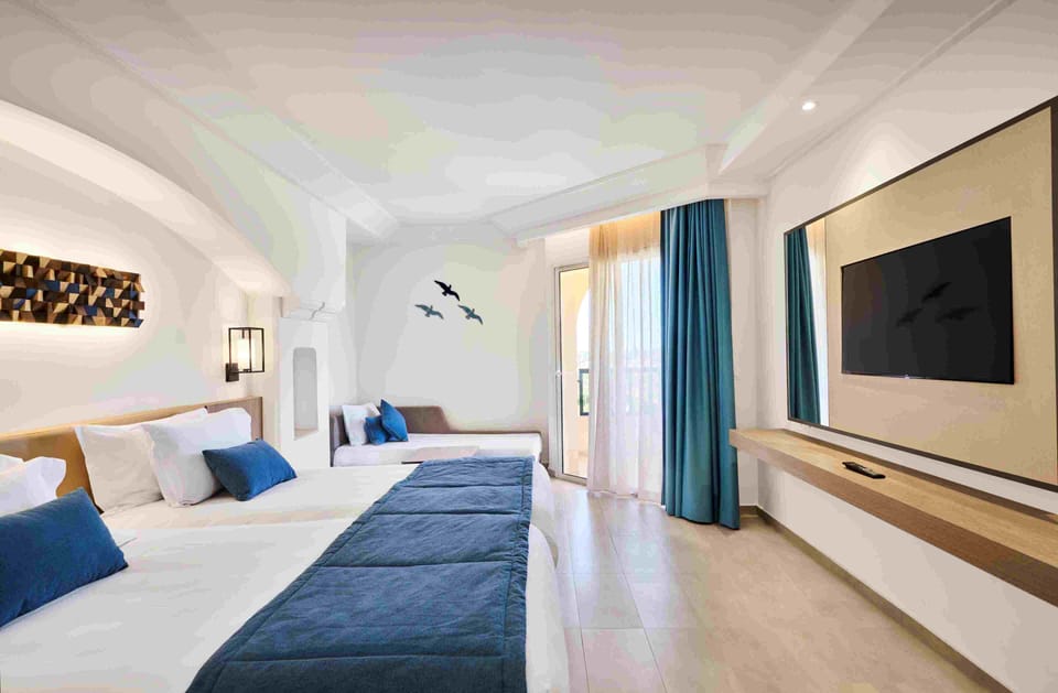 Premium Triple Vue Piscine | Minibar, in-room safe, soundproofing, free cribs/infant beds