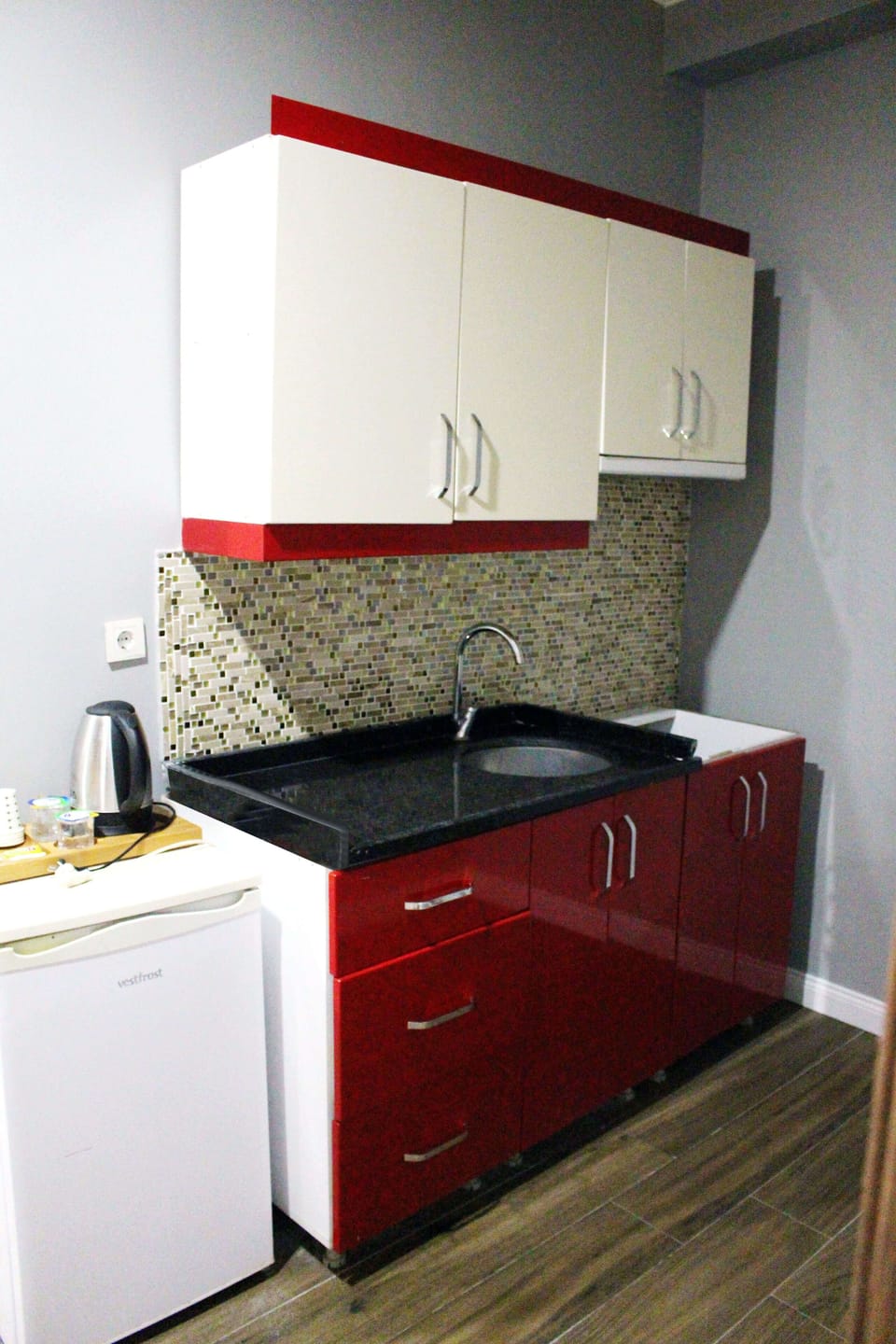 Royal Room | Private kitchen | Electric kettle, dining tables