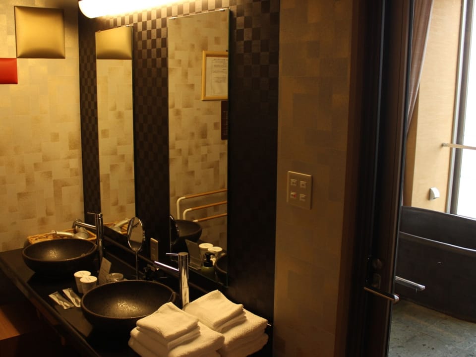 	Deluxe Ocean View & Spa with Private Bath, Smoking (50 sqm) | Bathroom | Separate tub and shower, deep soaking tub, free toiletries, hair dryer