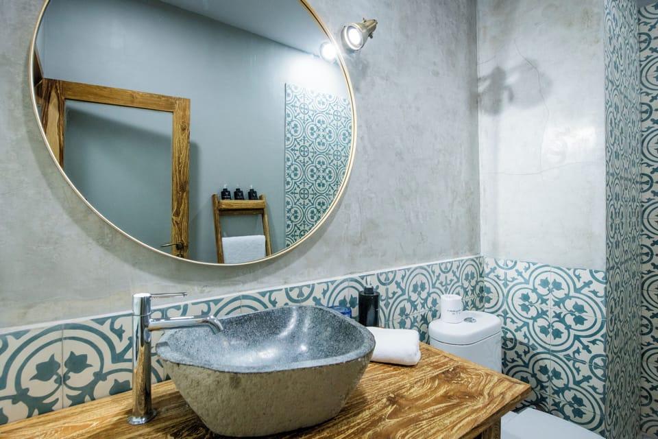Shower, eco-friendly toiletries, towels