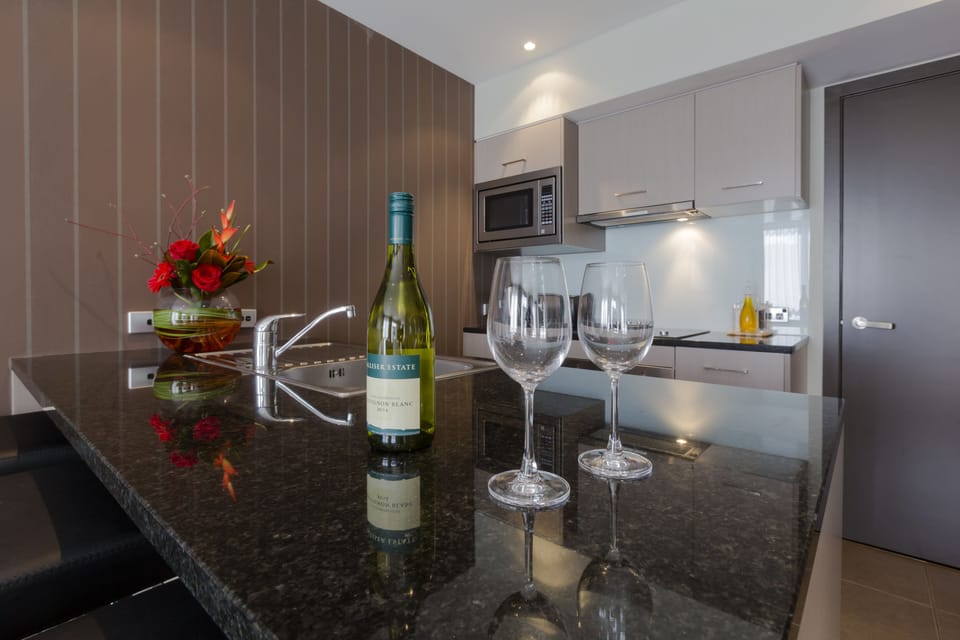 Full-size fridge, microwave, oven, stovetop