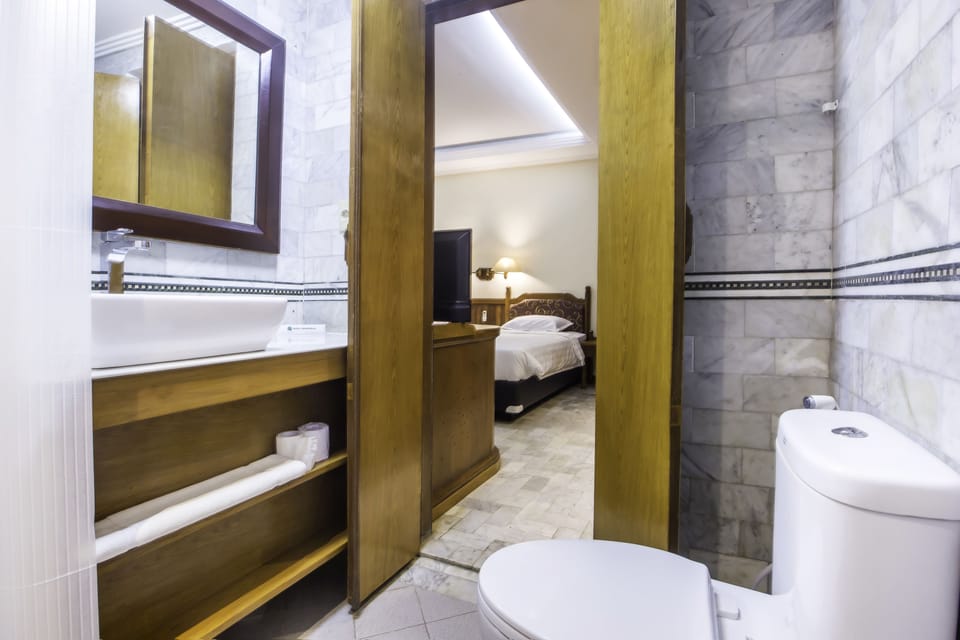 Shower, rainfall showerhead, free toiletries, hair dryer
