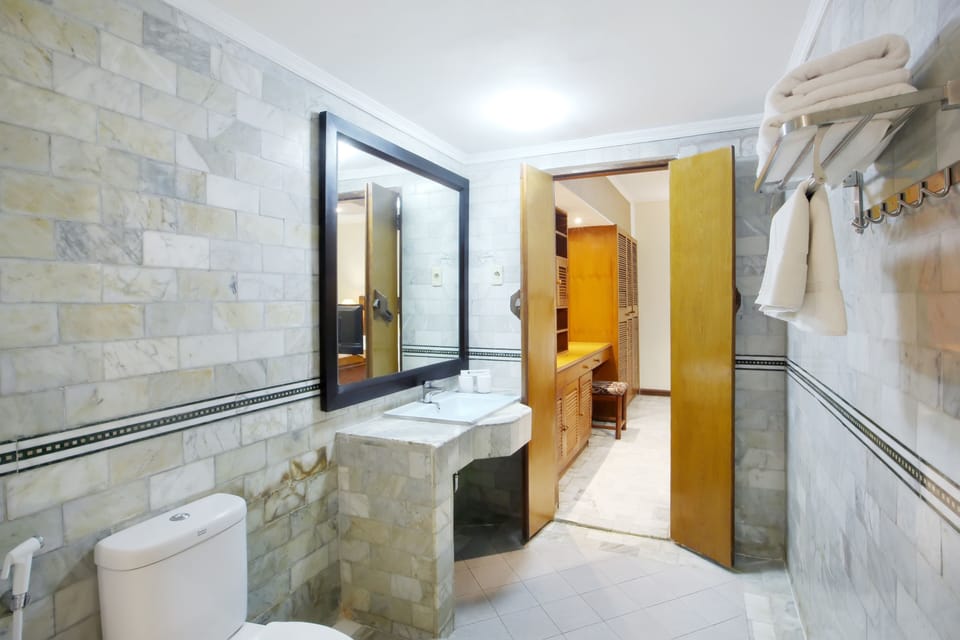 Shower, rainfall showerhead, free toiletries, hair dryer