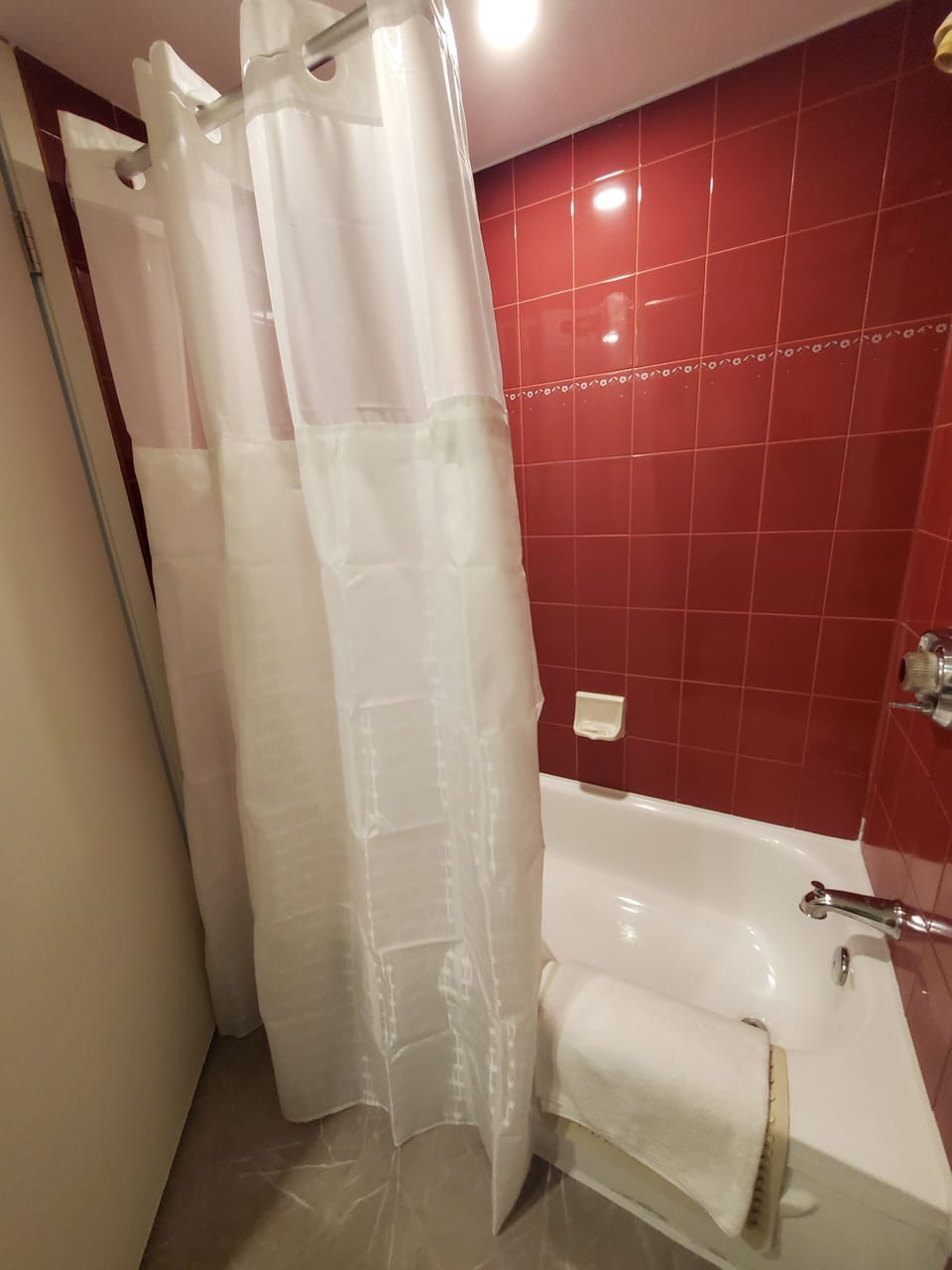 Classic Room, 1 Queen Bed | Bathroom | Combined shower/tub, hair dryer, towels