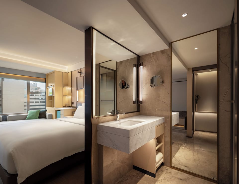 Business Queen Room | Premium bedding, memory foam beds, minibar, in-room safe