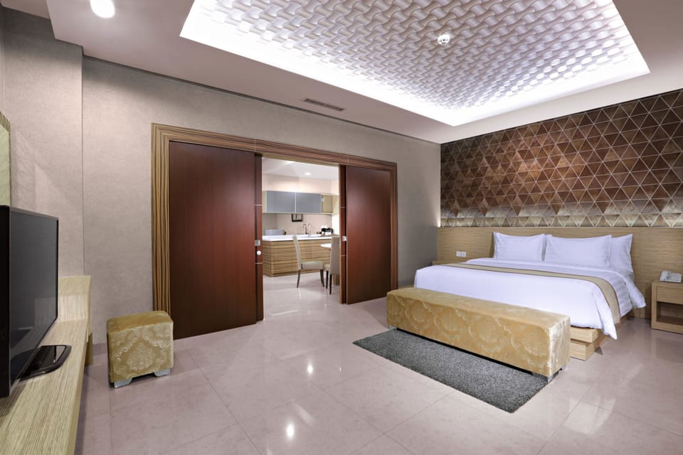 Junior Suite | Minibar, in-room safe, free WiFi, bed sheets