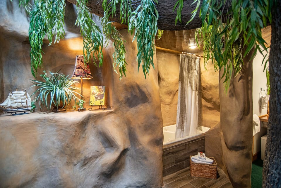 Family Room (Swiss Family Robinson I) | Bathroom | Combined shower/tub, jetted tub, rainfall showerhead, free toiletries