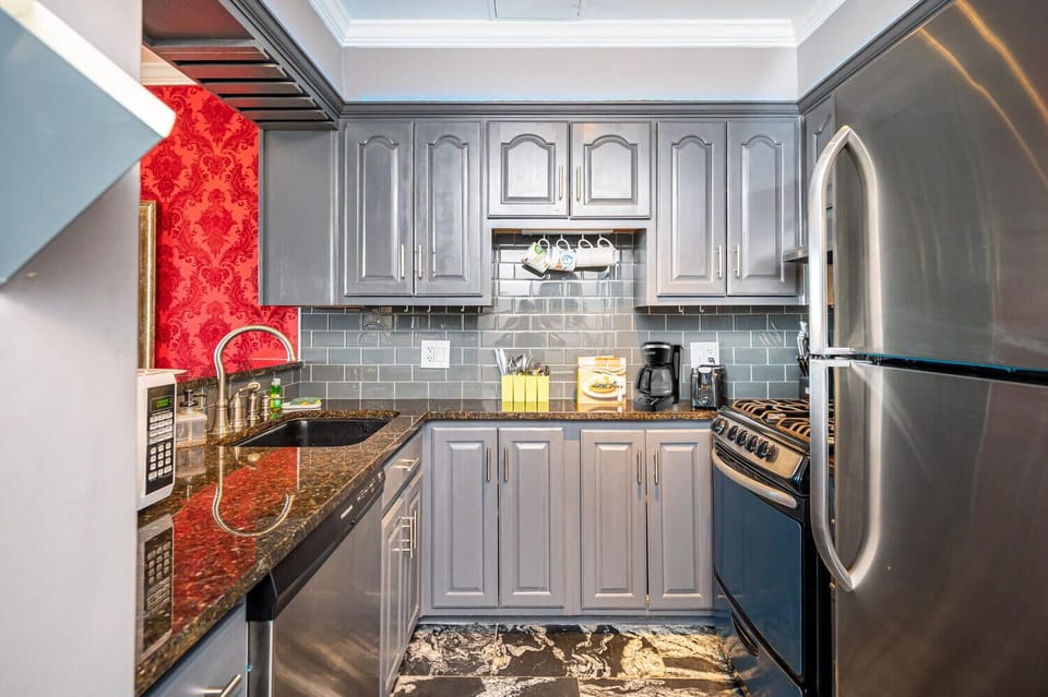 Full-size fridge, microwave, oven, stovetop