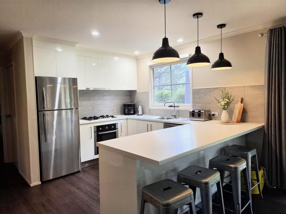 Two Bedroom Deluxe Garden Unit 3	 | Private kitchen | Full-size fridge, microwave, oven, electric kettle