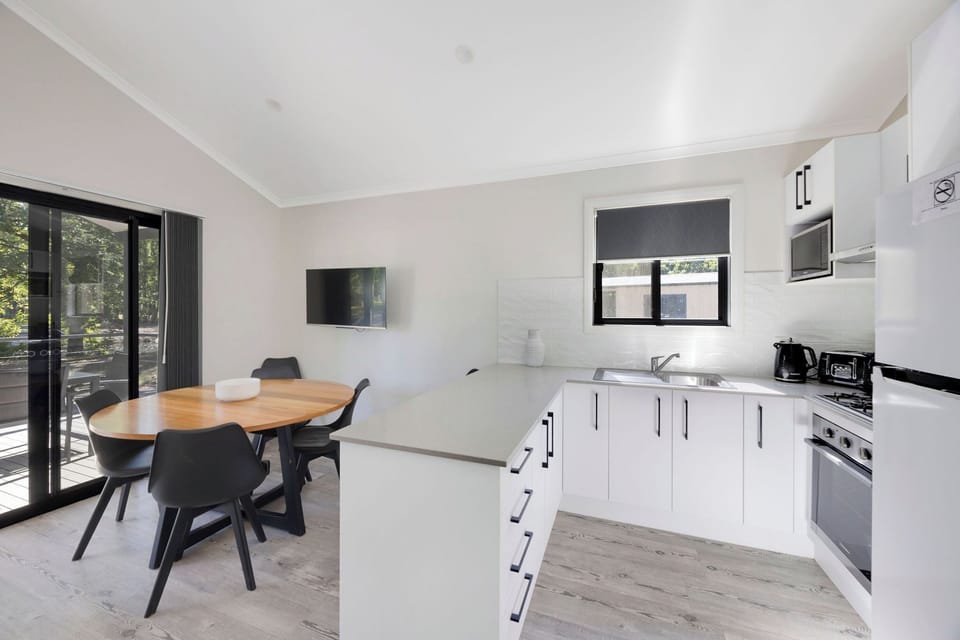 Premium Cabin - Sleeps 9 | Private kitchen | Fridge, microwave, toaster, cookware/dishes/utensils