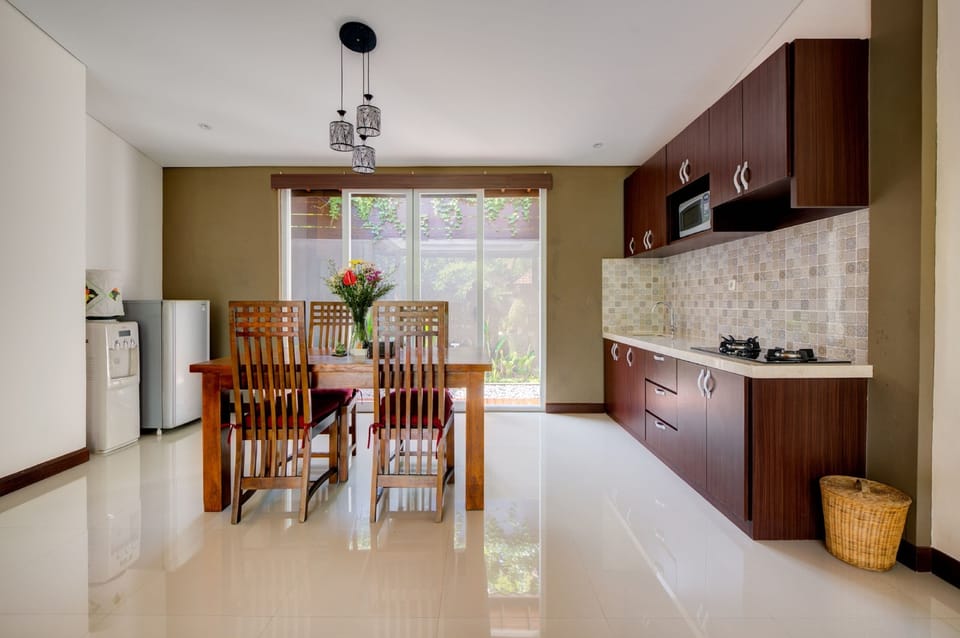 Deluxe Suite | Private kitchen | Full-size fridge, microwave, coffee/tea maker, electric kettle