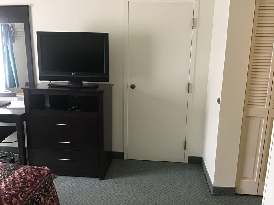 Single Room, 1 Queen Bed, Accessible | Blackout drapes, iron/ironing board, free WiFi, bed sheets