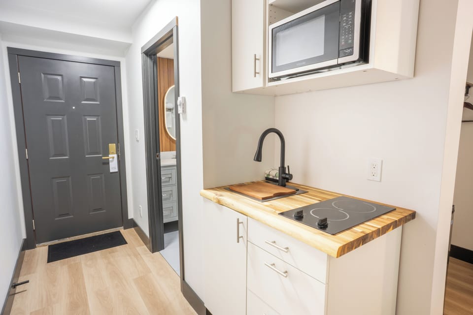 Classic King Room with Kitchenette | Private kitchenette | Coffee/tea maker, mini-fridge, microwave, stovetop