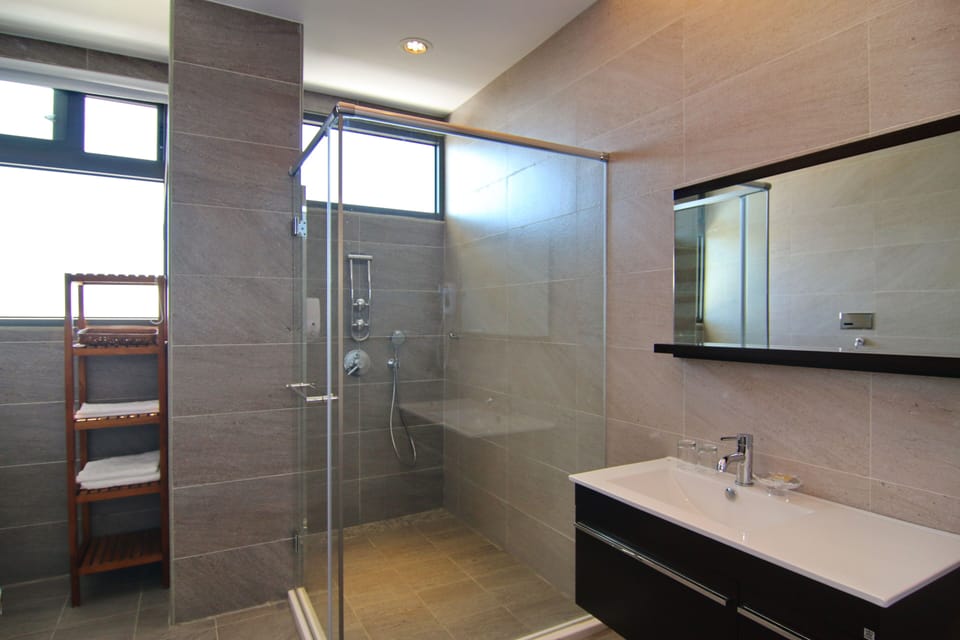 Modern style building- Grand Double Room, 1 Queen Bed | Bathroom | Shower, free toiletries, hair dryer, slippers
