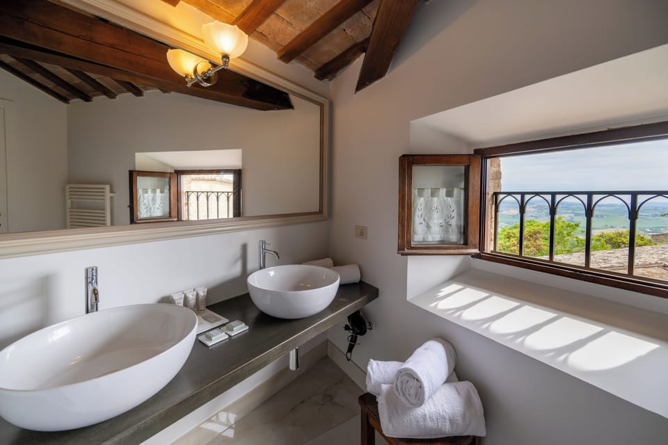Deluxe Room (Palazzo Viviani) | Bathroom | Shower, rainfall showerhead, free toiletries, hair dryer
