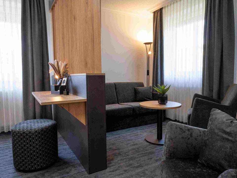 Junior Studio Suite, 1 King Bed, Non Smoking | Individually decorated, desk, laptop workspace, free WiFi