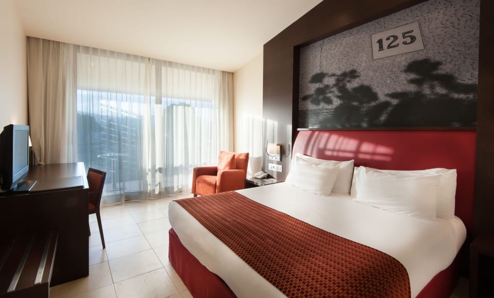 Premium bedding, down comforters, minibar, in-room safe
