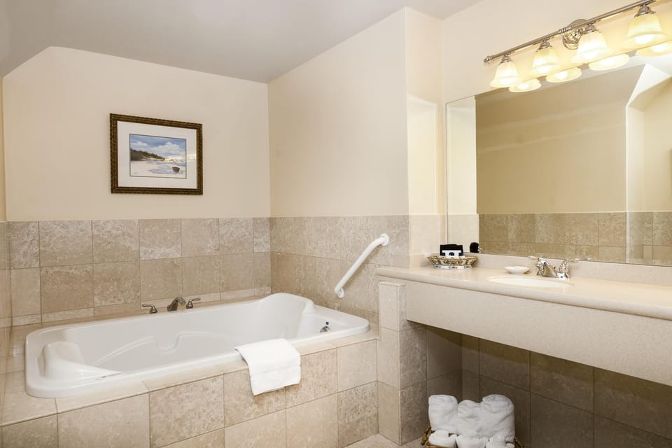 Suite (Aspen/Frisco/Jackson) | Bathroom | Free toiletries, hair dryer, towels, soap