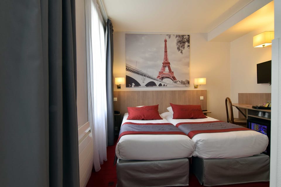 Twin Room | In-room safe, desk, blackout drapes, soundproofing