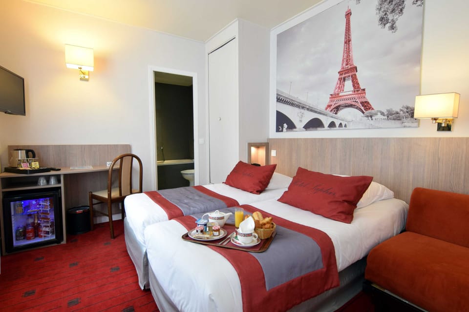 Twin Room | In-room safe, desk, blackout drapes, soundproofing