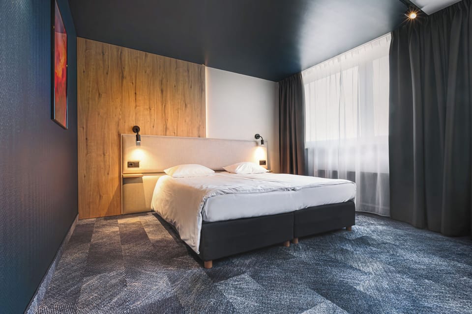 Superior Room, 1 Queen Bed | Hypo-allergenic bedding, desk, free WiFi, bed sheets