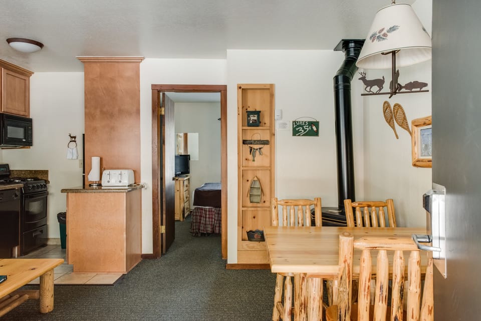 Standard Room, Multiple Beds, Mountainside (1 Bedroom Suite - Mountainside) | In-room dining