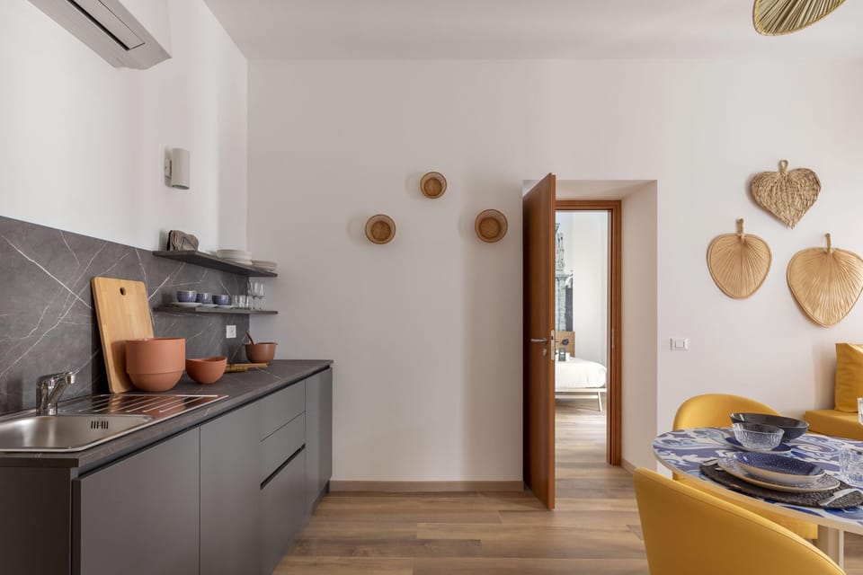 Standard Suite, Non Smoking | Private kitchen | Microwave