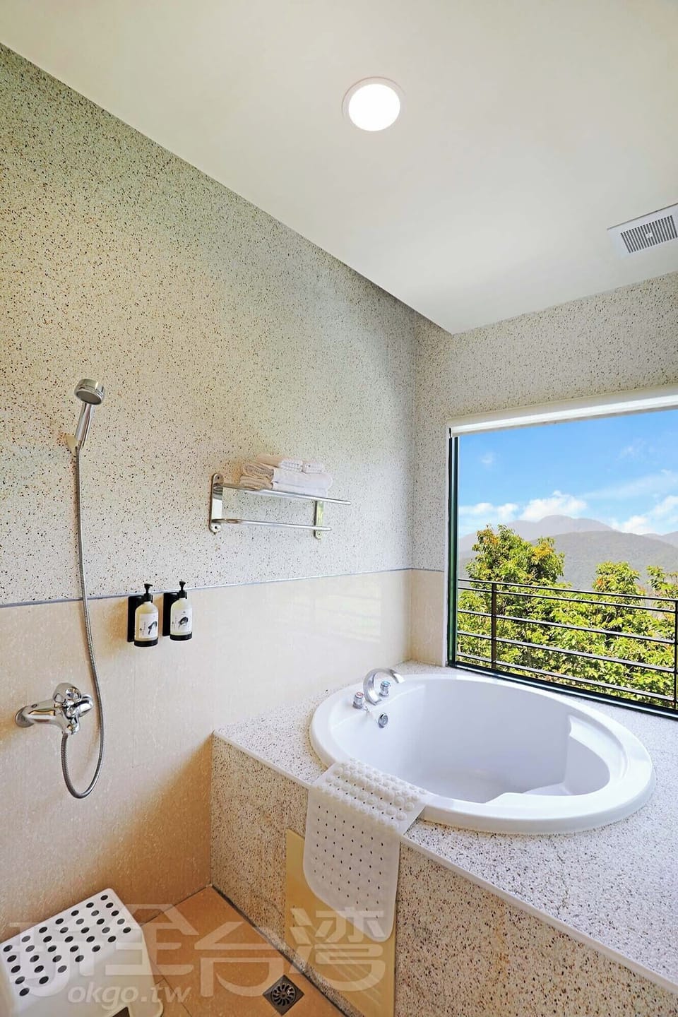 Deluxe Room | Bathroom | Slippers, towels