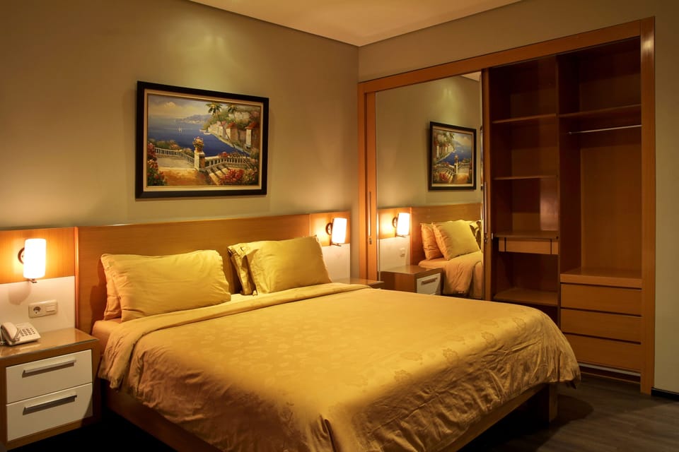 Suite | Premium bedding, desk, free WiFi, bed sheets