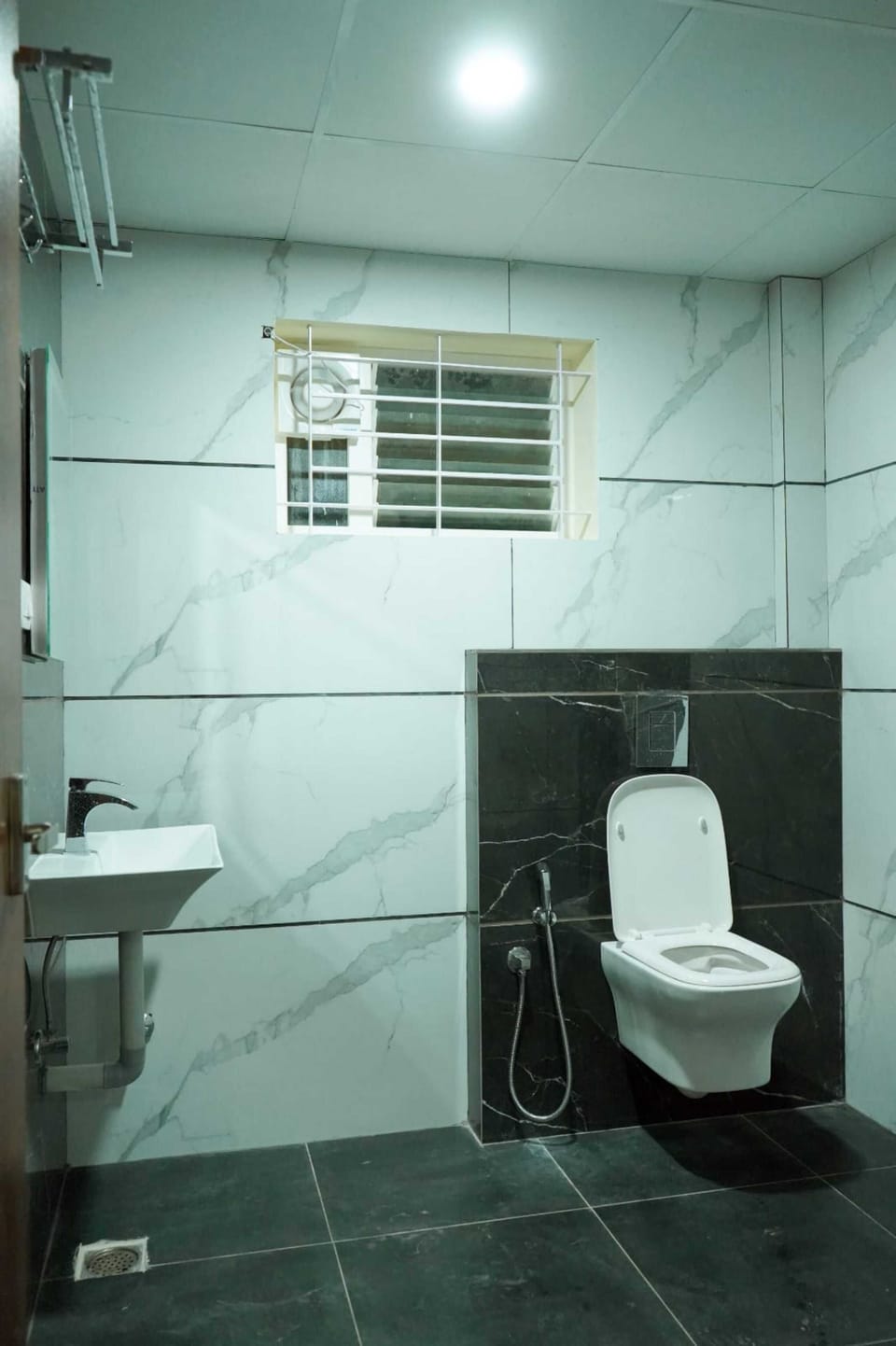 Shower, rainfall showerhead, towels